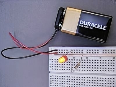 Simple arrangement using a battery to power a breadboard